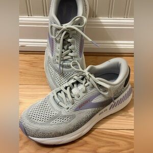 Brooks Ariel GTS 24 Women’s Running Athletic Tennis Shoes Sz 8.5 Lavender Nice!